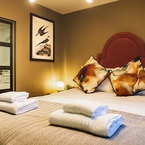 Maris And Otter Apartment